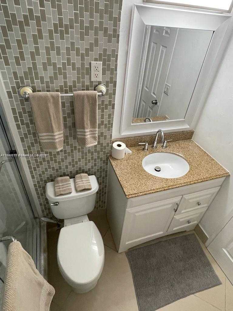 Small Image of 220 KINGS POINT DR #105, Sunny Isles Beach Number 9