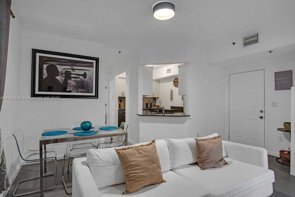 Small Image of 747 MICHIGAN AVE #201, Miami Beach Number 8