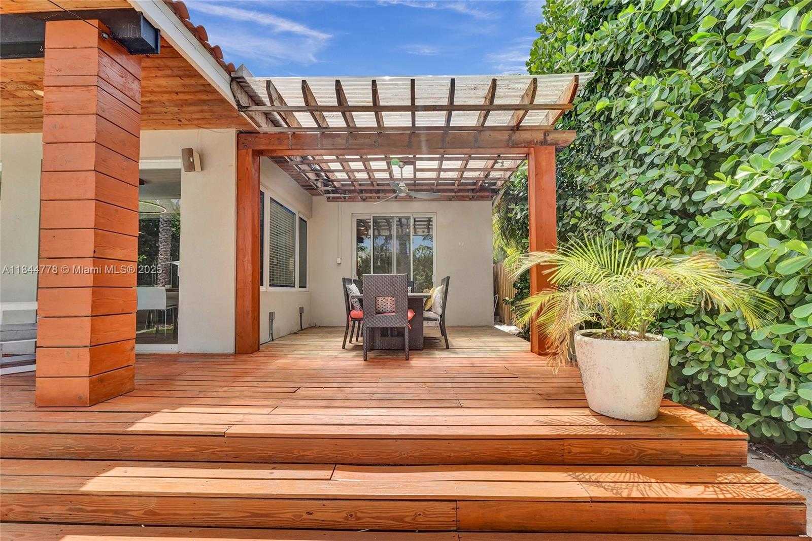 Small Image of 1443 LENOX AVE, Miami Beach Number 2