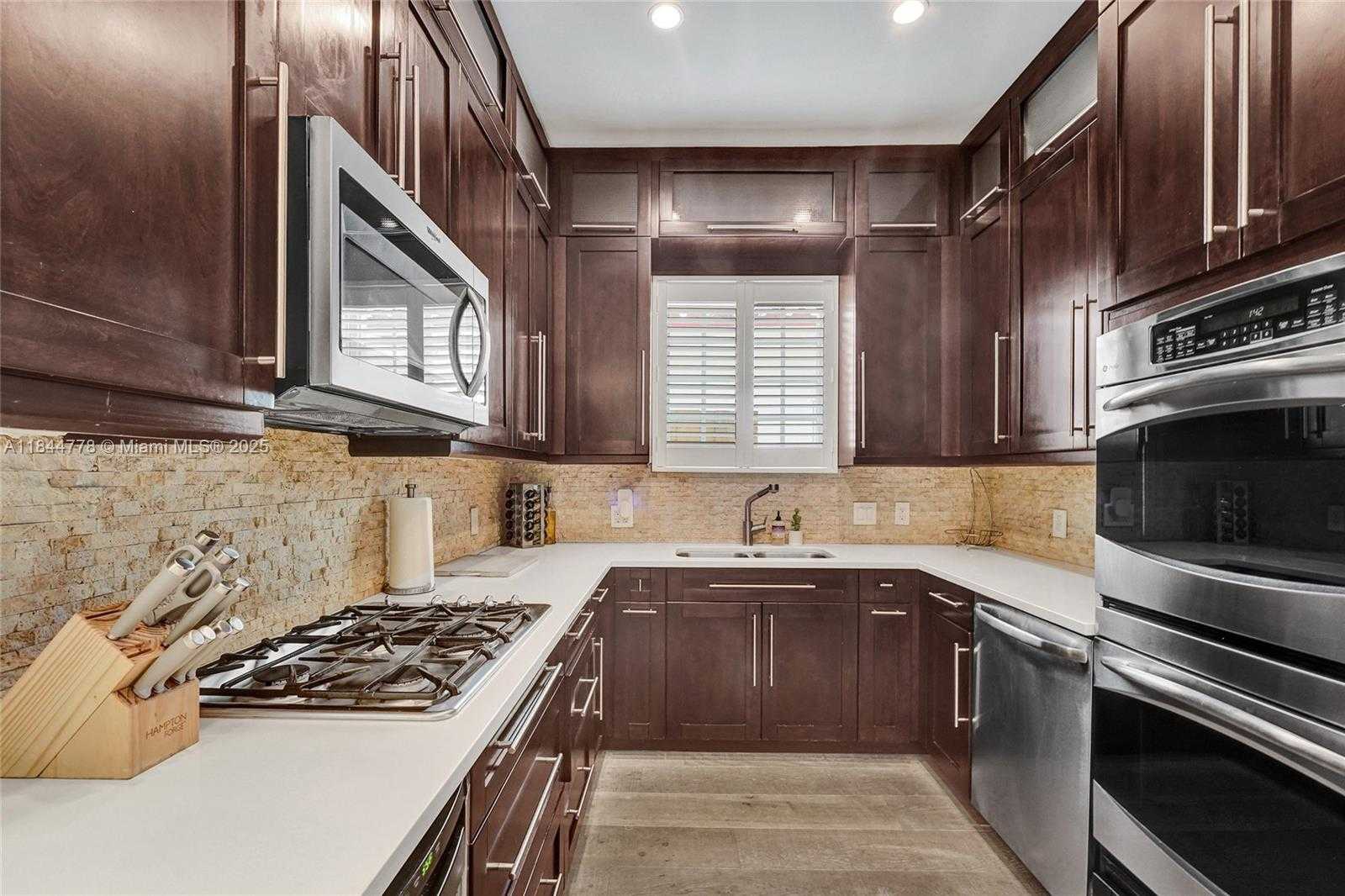 Small Image of 1443 LENOX AVE, Miami Beach Number 4
