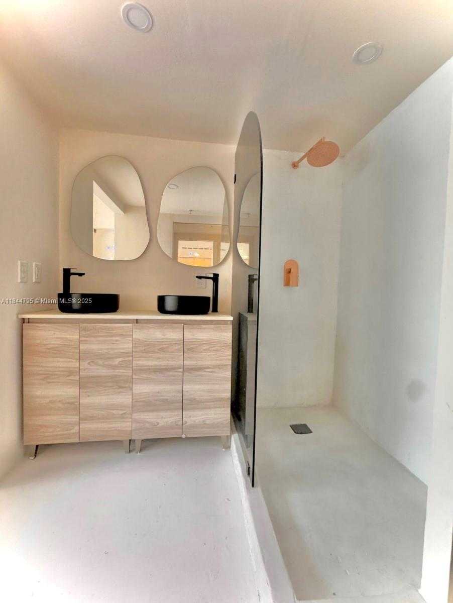 Small Image of 100 COLLINS AVE #218, Miami Beach Number 13