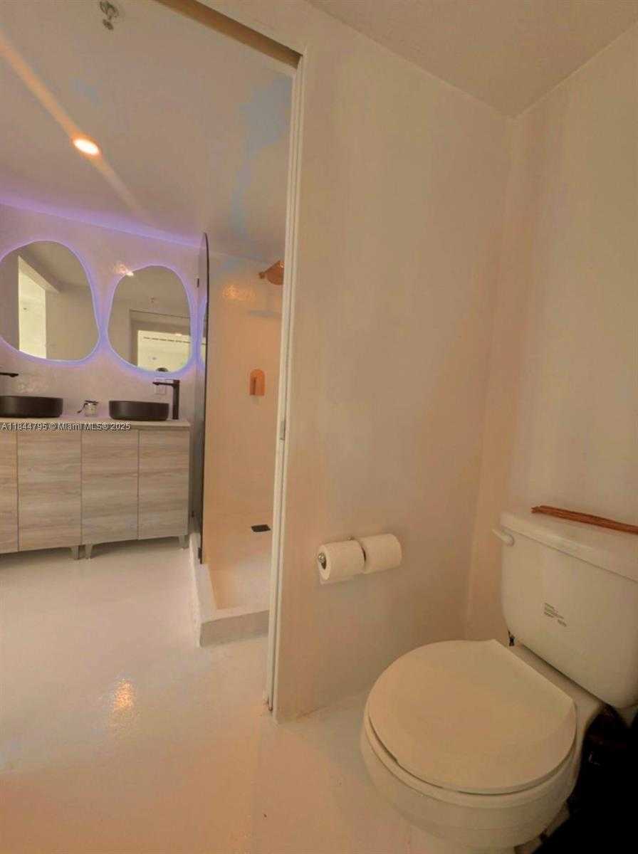 Small Image of 100 COLLINS AVE #218, Miami Beach Number 14
