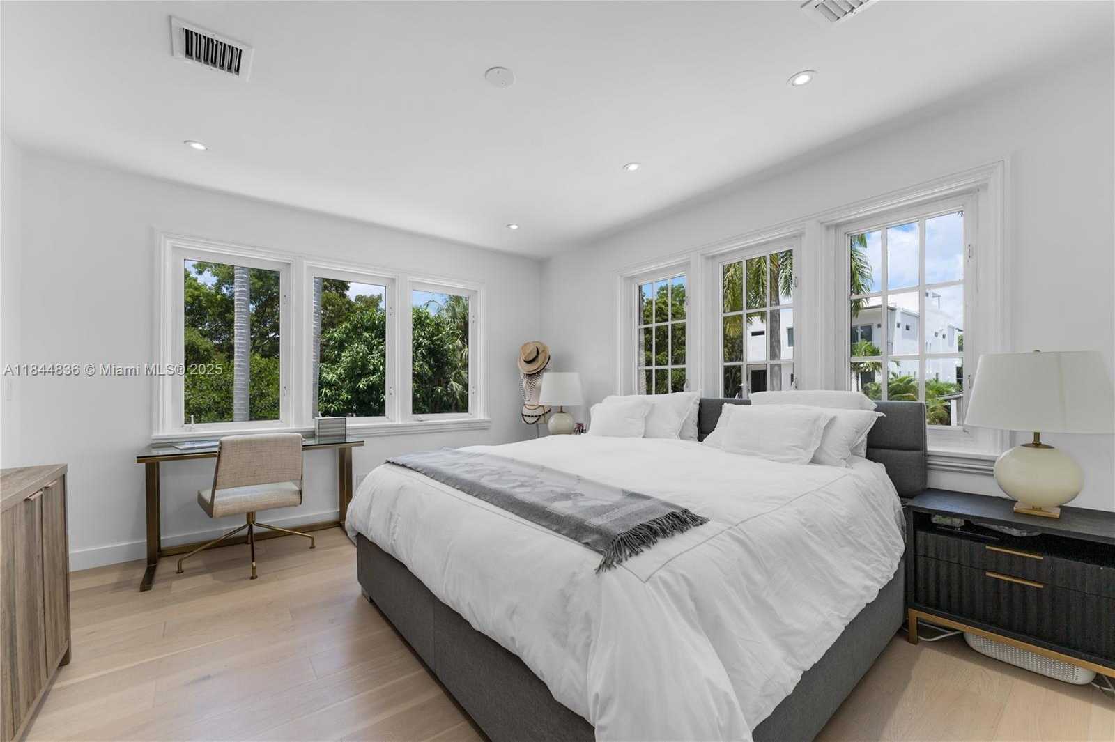 Small Image of 1826 FAIRHAVEN PL, Miami Number 20