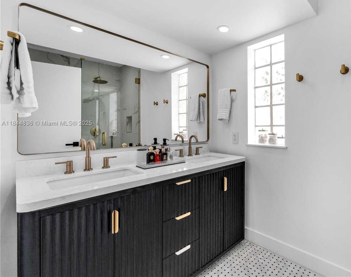 Small Image of 1826 FAIRHAVEN PL, Miami Number 22