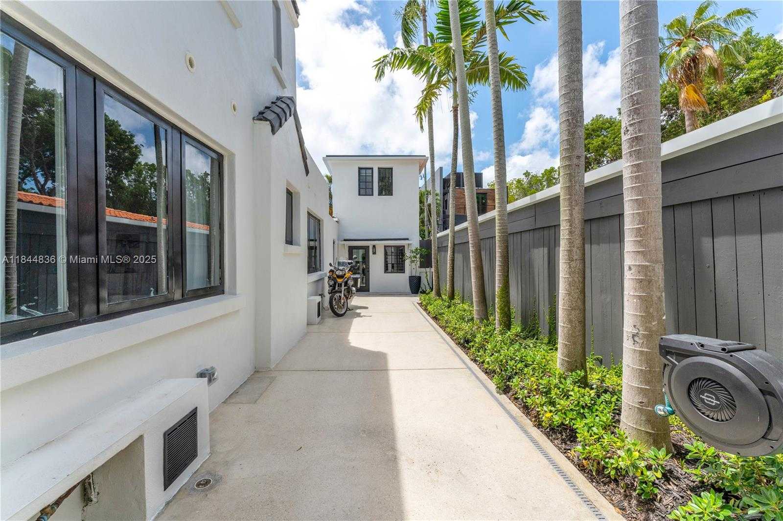 Small Image of 1826 FAIRHAVEN PL, Miami Number 34