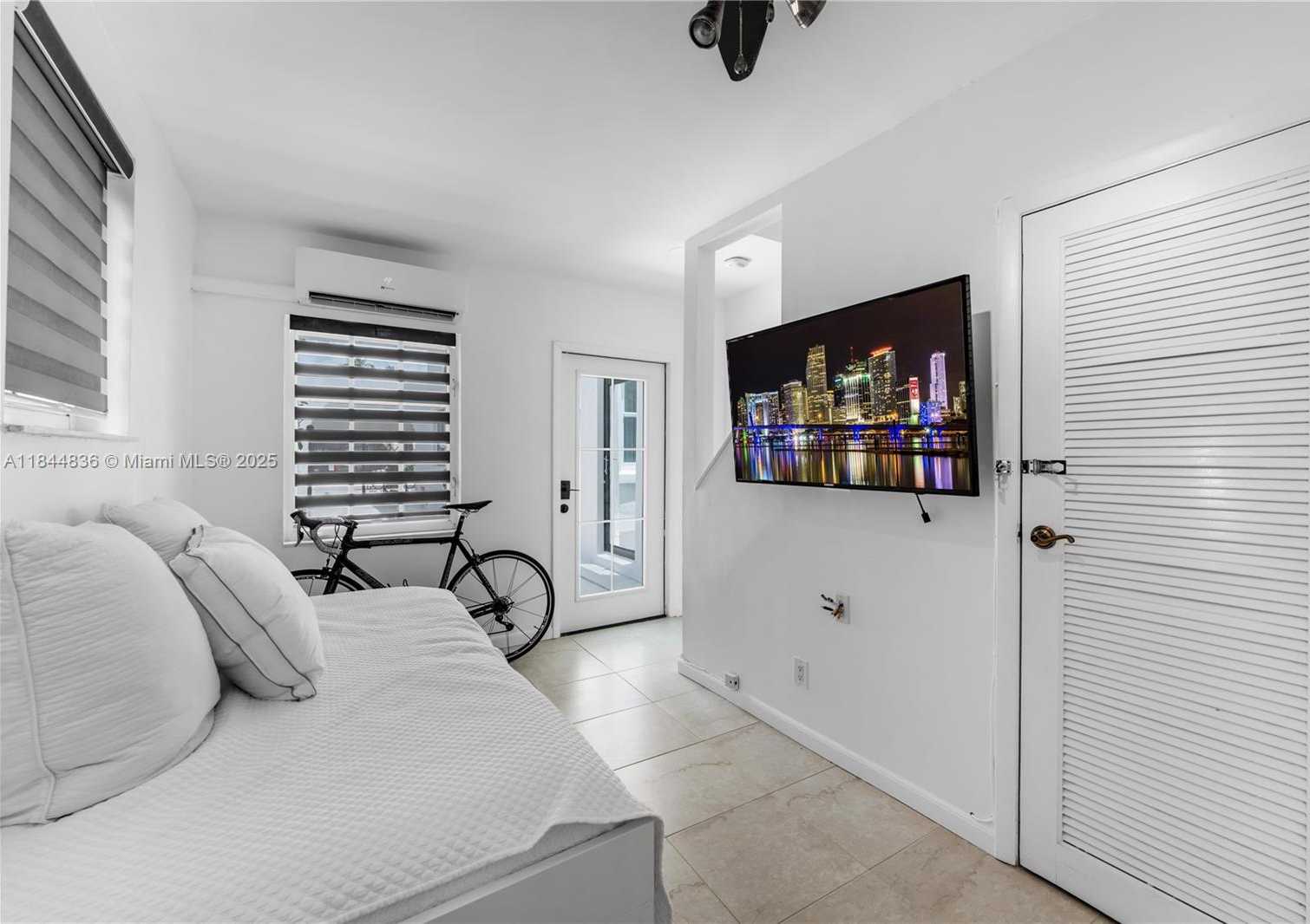 Small Image of 1826 FAIRHAVEN PL, Miami Number 35