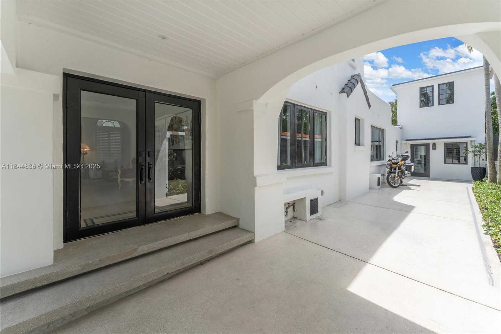 Small Image of 1826 FAIRHAVEN PL, Miami Number 4
