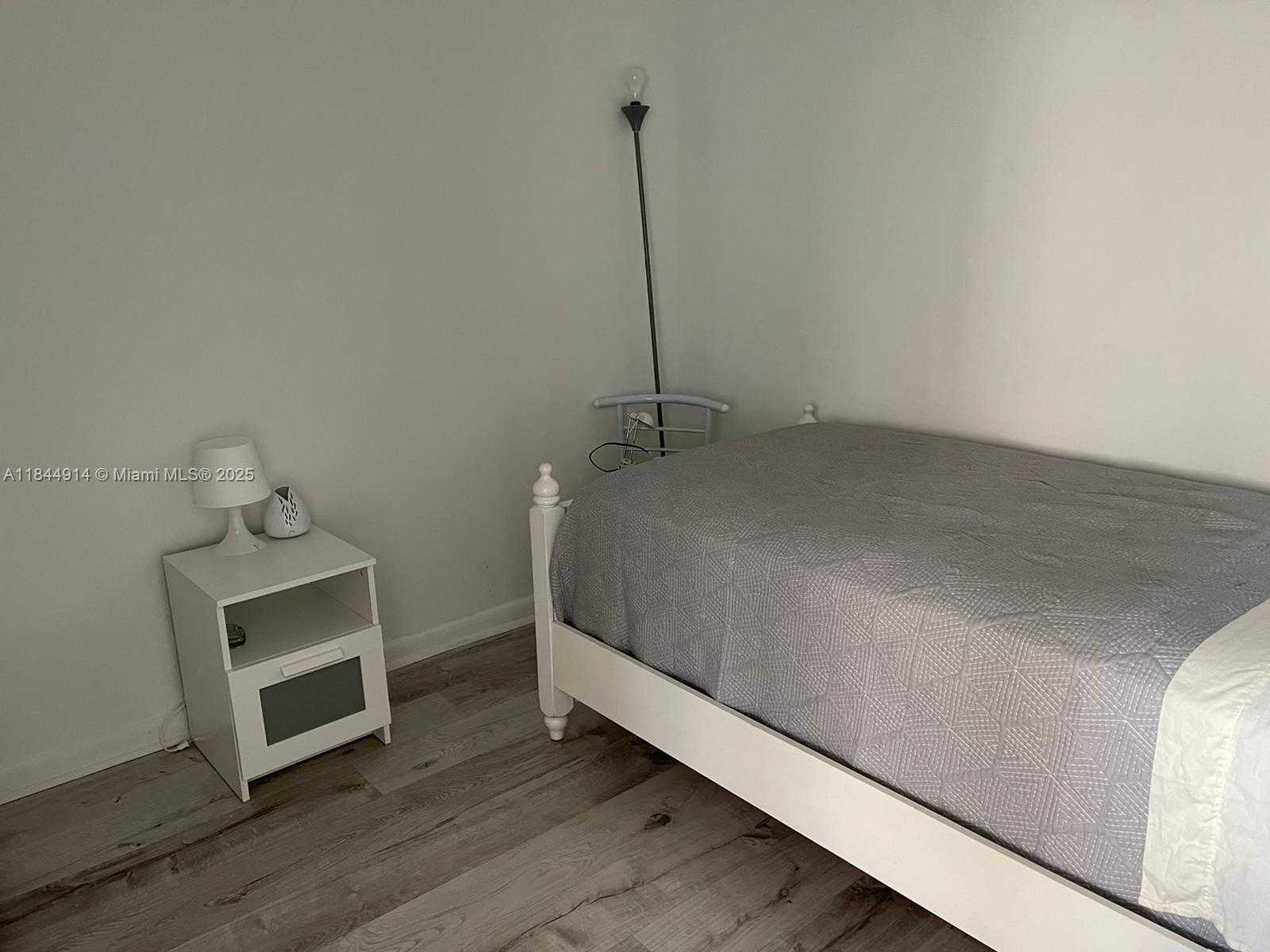 Small Image of Miami Number 42