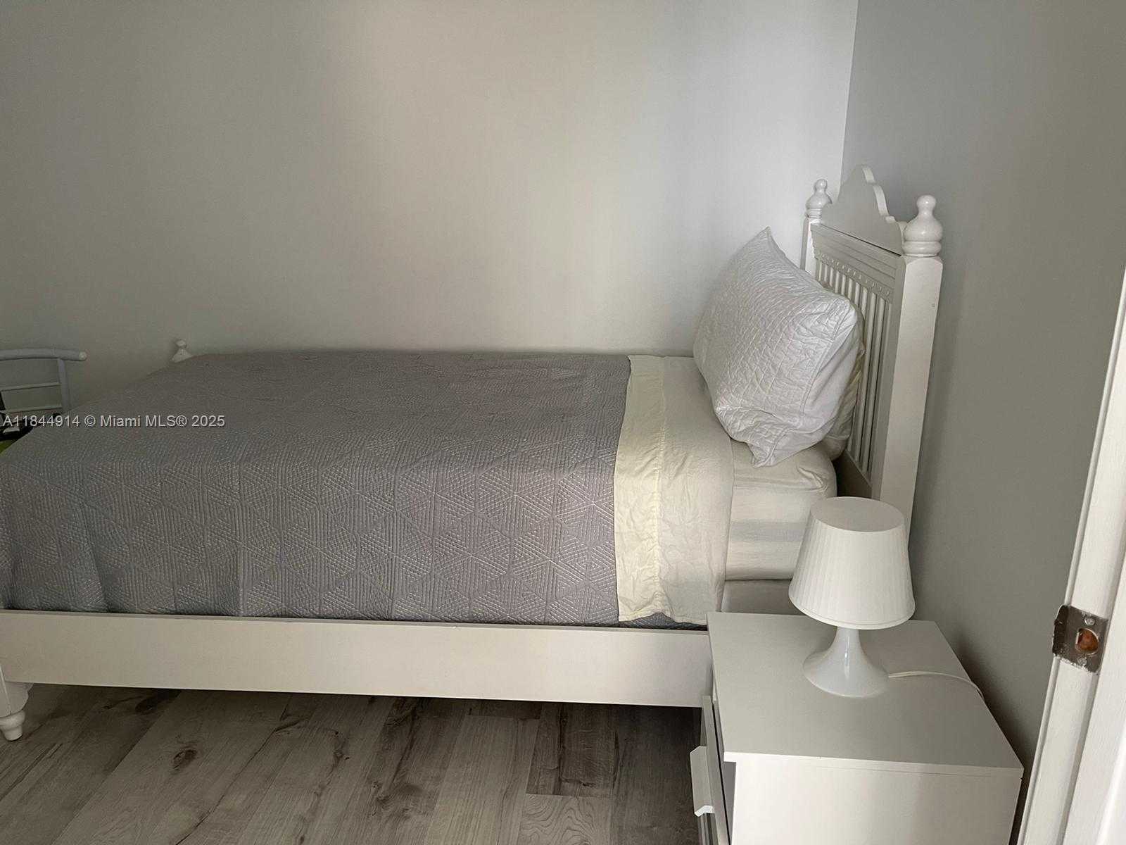 Small Image of Miami Number 5