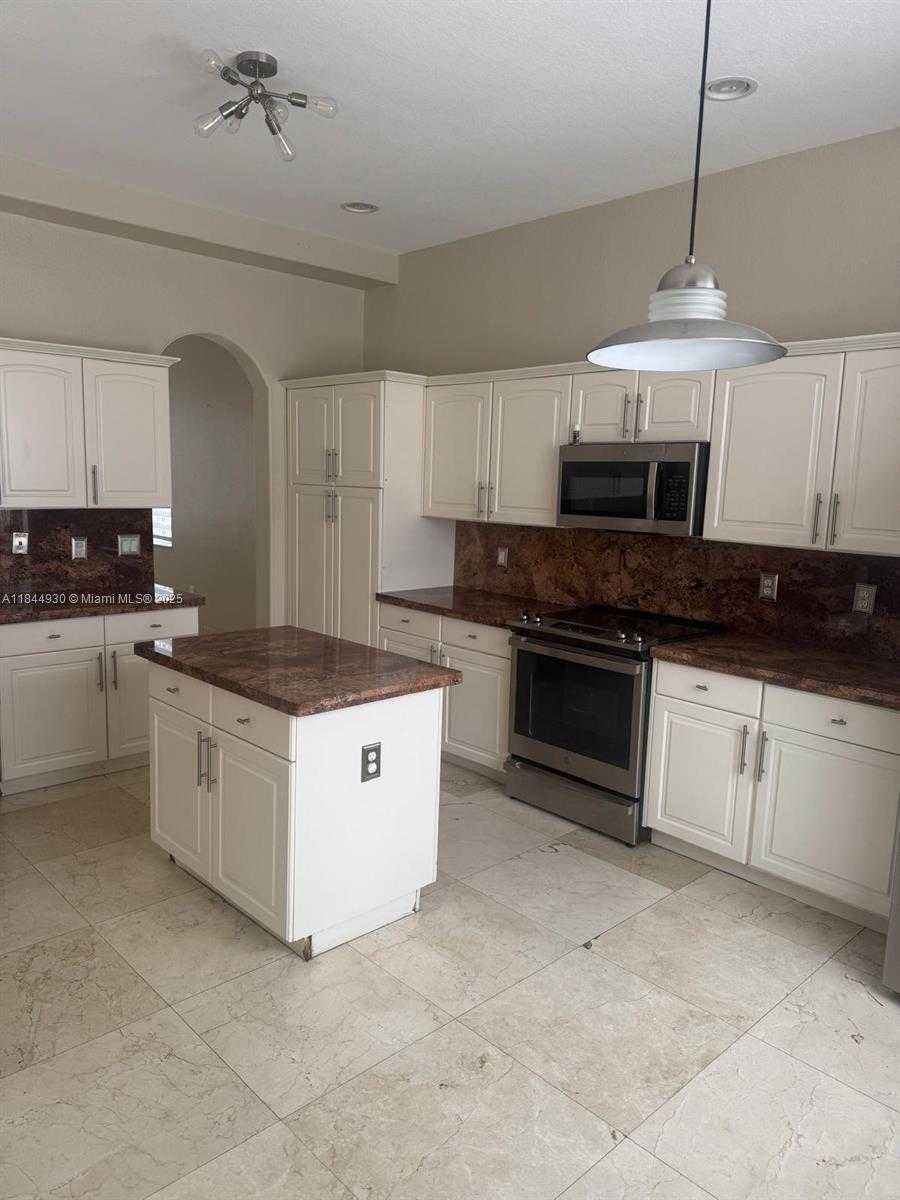 Small Image of 8821 NORTH WEST 179TH LN, Hialeah Number 5