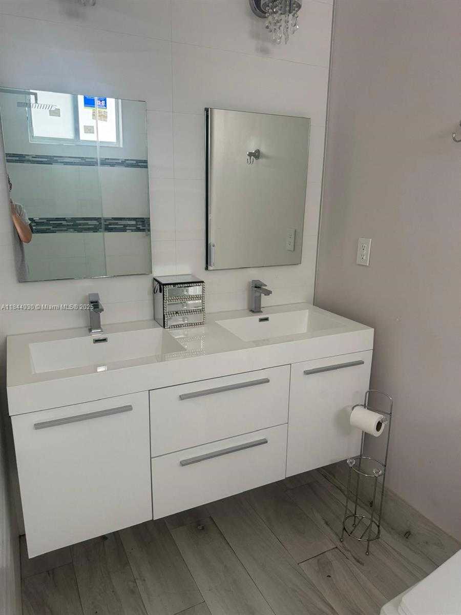 Small Image of 8821 NORTH WEST 179TH LN, Hialeah Number 6