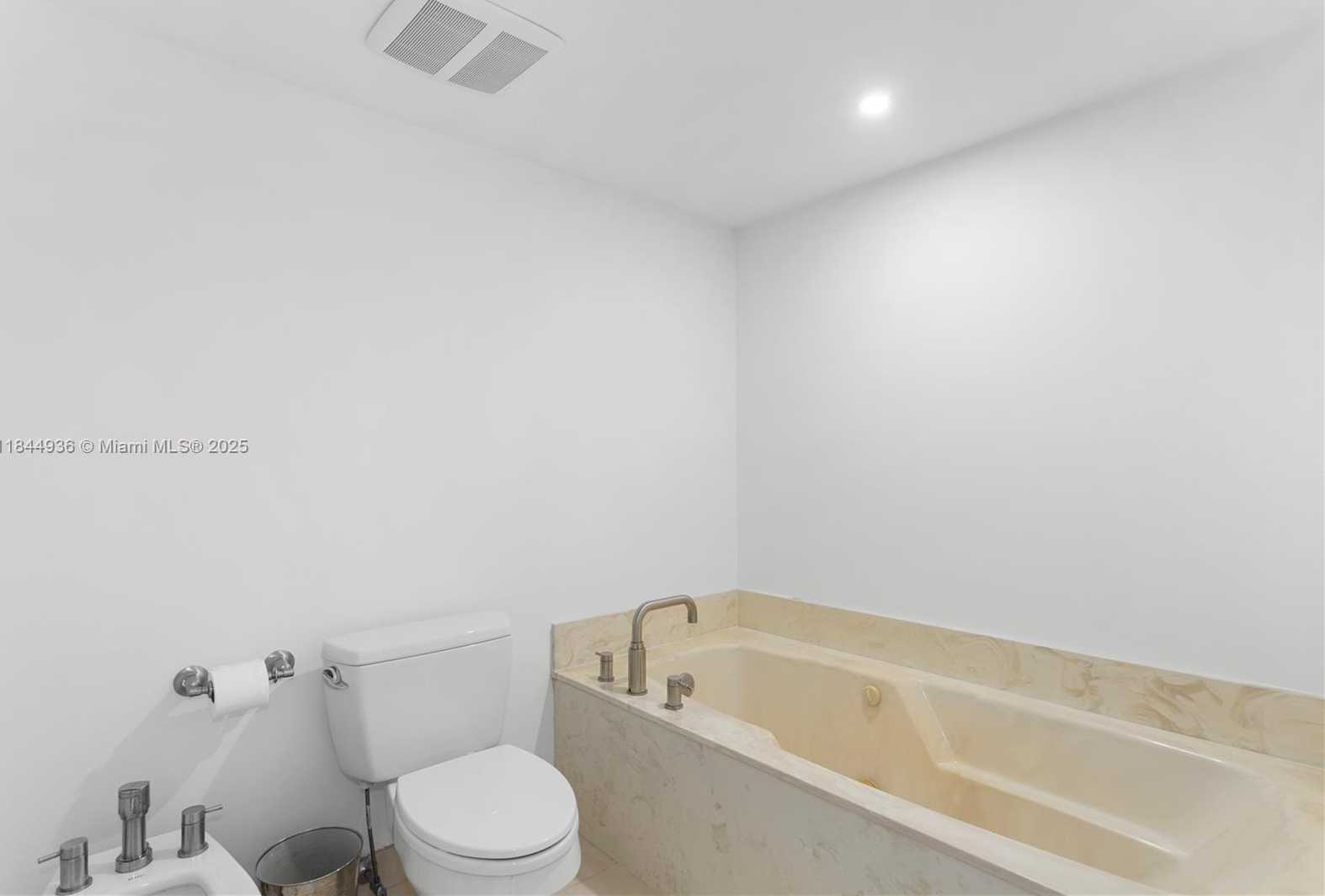 Small Image of 520 BRICKELL KEY DR #A513, Miami Number 13