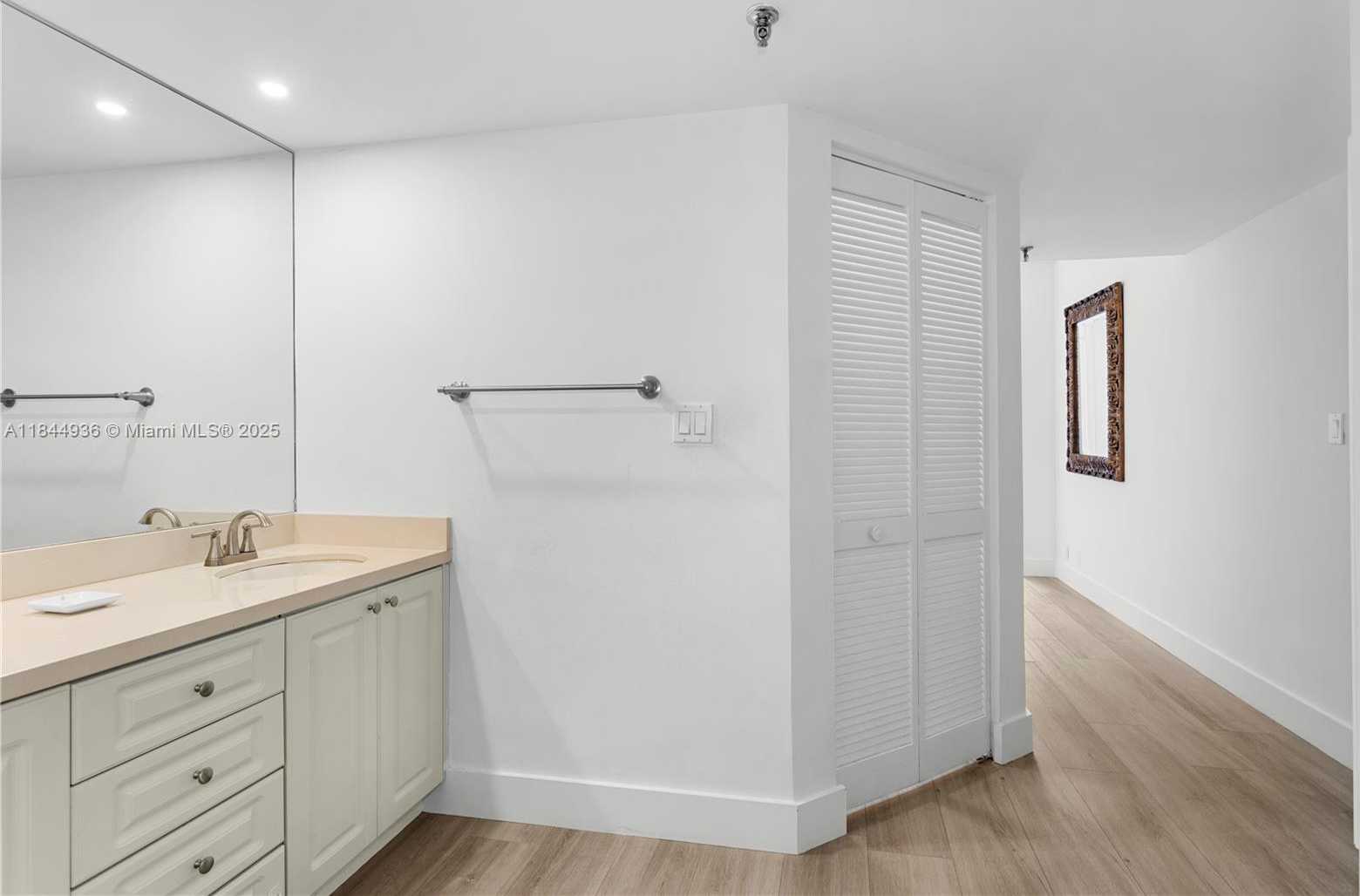 Small Image of 520 BRICKELL KEY DR #A513, Miami Number 14
