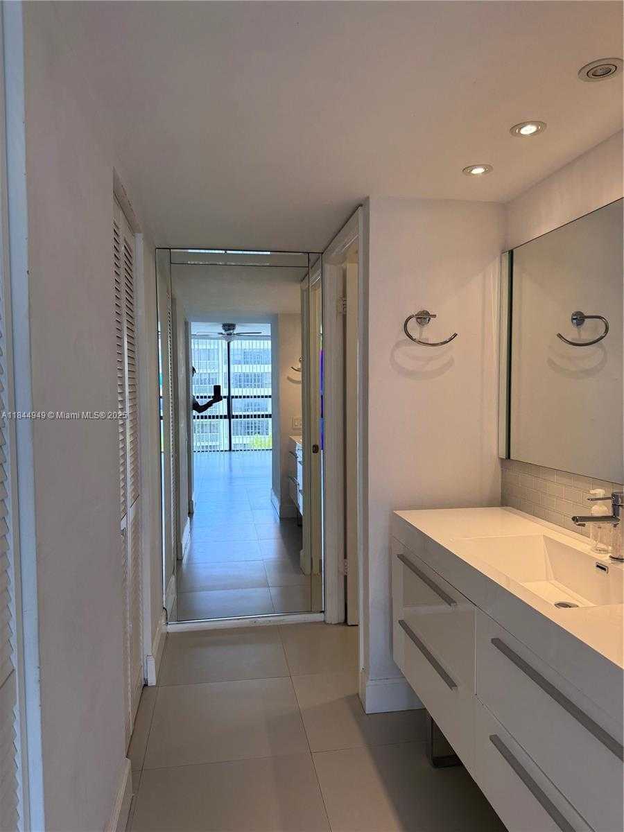 Small Image of 1450 BRICKELL BAY DR #604, Miami Number 10
