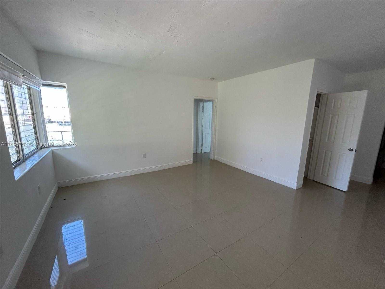 Small Image of 8321 CRESPI BLVD #4, Miami Beach Number 3