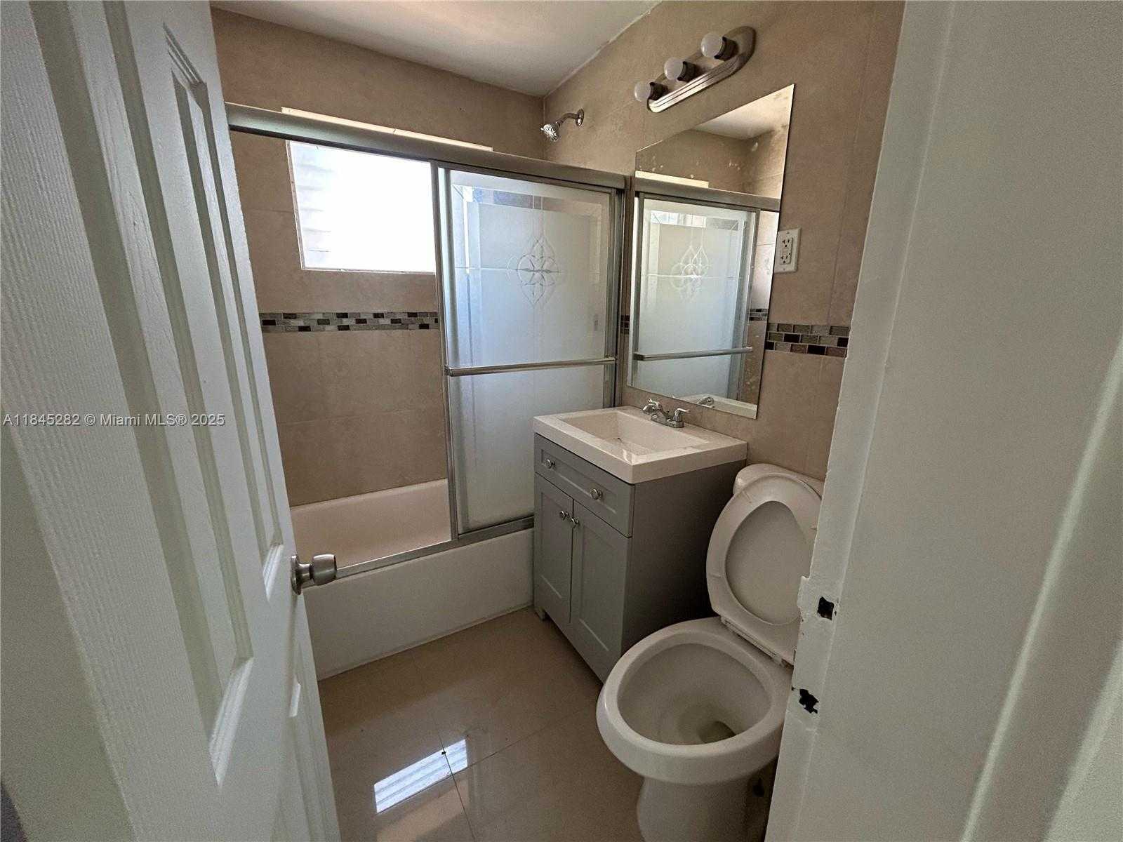 Small Image of 8321 CRESPI BLVD #4, Miami Beach Number 5