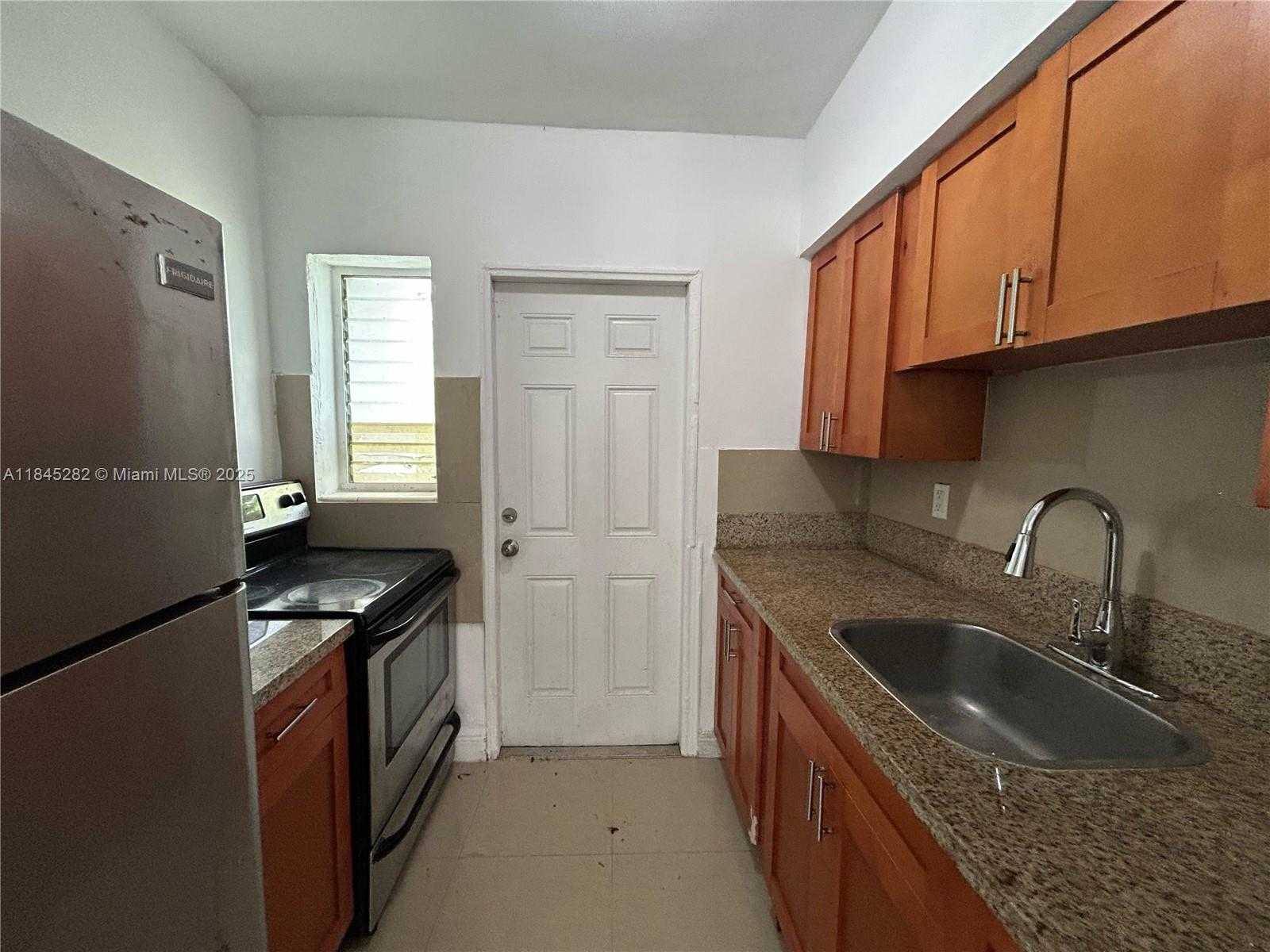 Small Image of 8321 CRESPI BLVD #4, Miami Beach Number 7