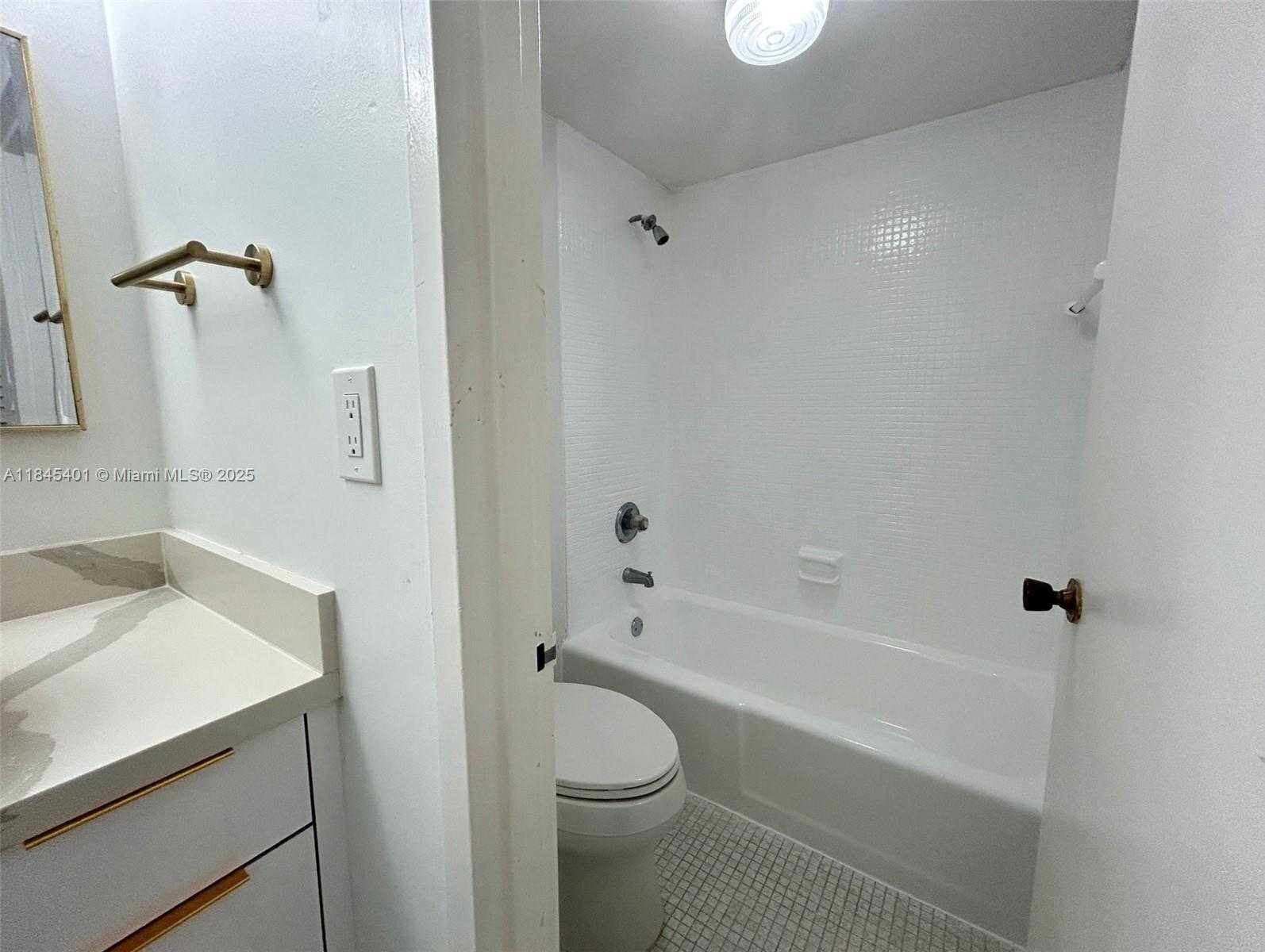 Small Image of 2899 COLLINS AVE #1220, Miami Beach Number 11