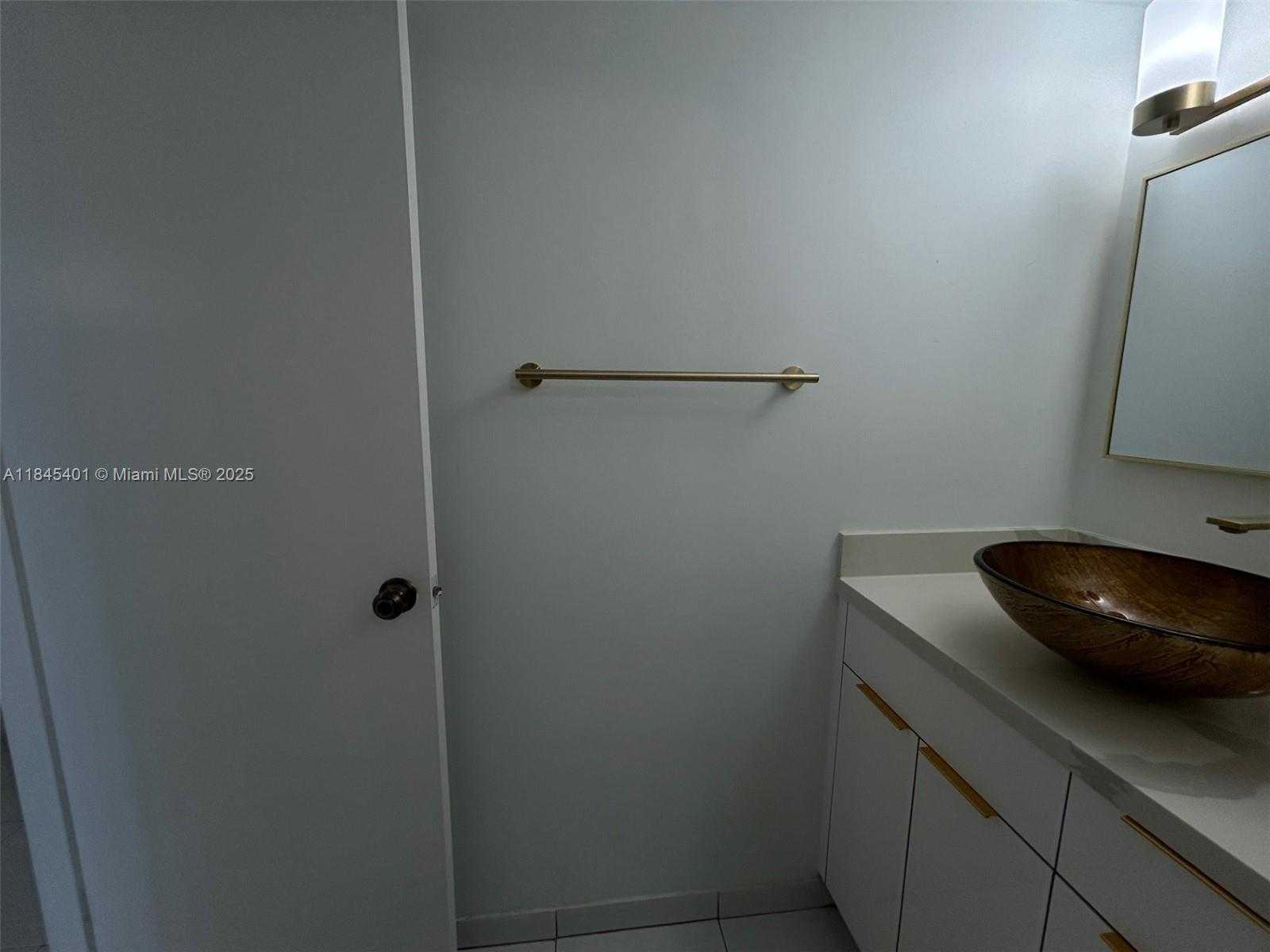 Small Image of 2899 COLLINS AVE #1220, Miami Beach Number 12