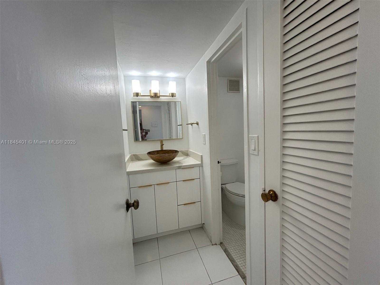 Small Image of 2899 COLLINS AVE #1220, Miami Beach Number 13