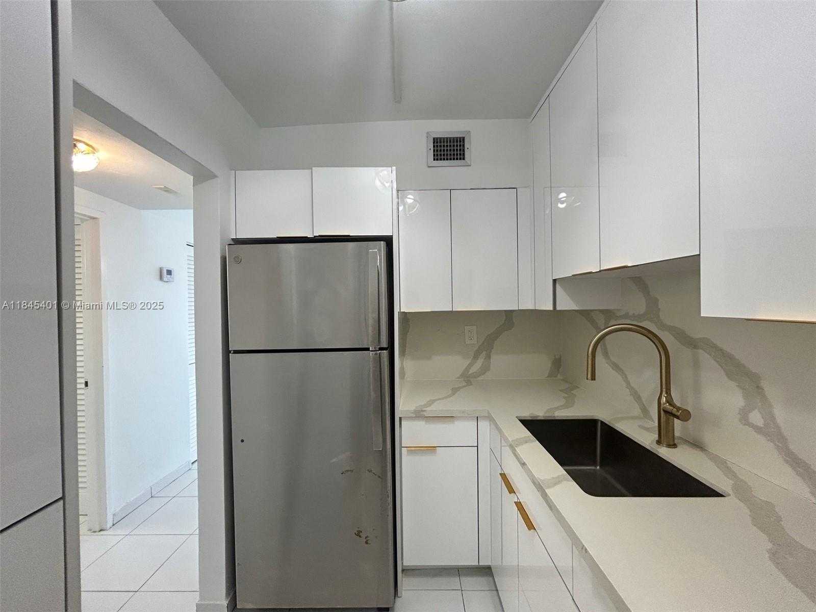 Small Image of 2899 COLLINS AVE #1220, Miami Beach Number 3