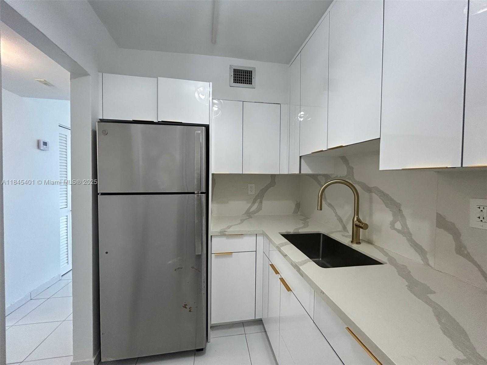 Small Image of 2899 COLLINS AVE #1220, Miami Beach Number 4