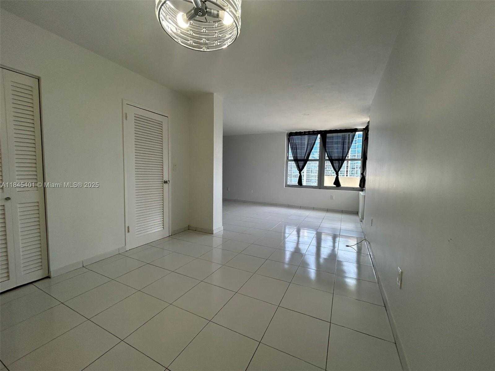 Small Image of 2899 COLLINS AVE #1220, Miami Beach Number 5