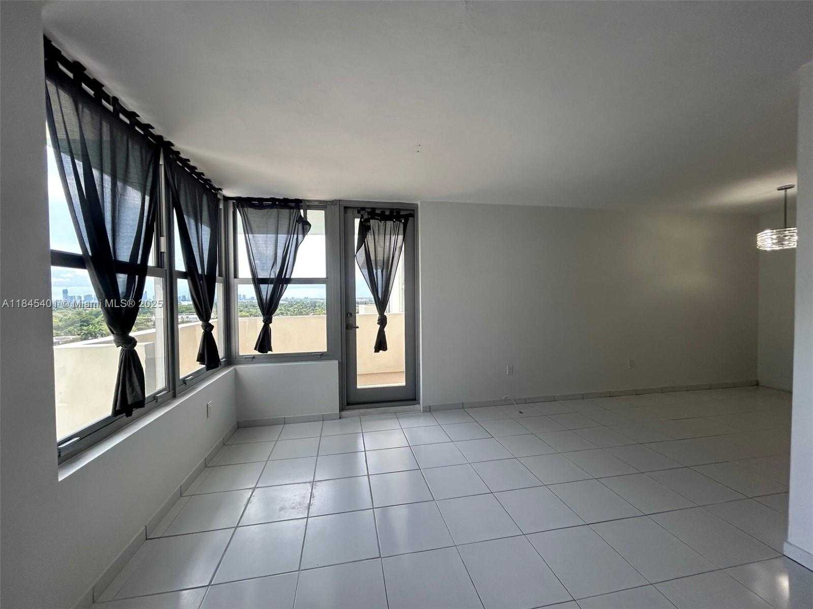 Small Image of 2899 COLLINS AVE #1220, Miami Beach Number 8