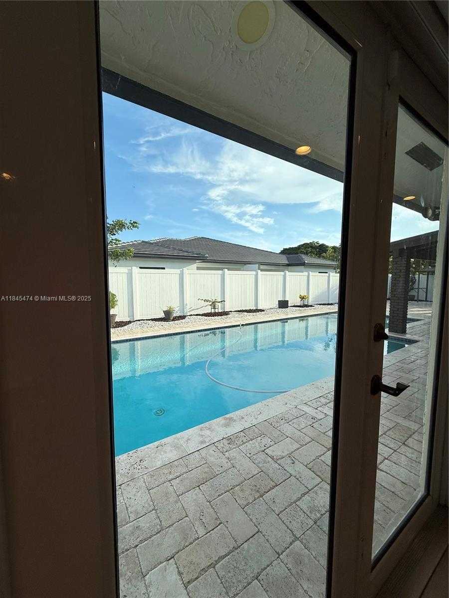 Small Image of 12030 SOUTH WEST 92ND ST, Miami Number 15
