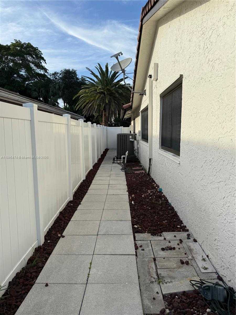 Small Image of 12030 SOUTH WEST 92ND ST, Miami Number 39