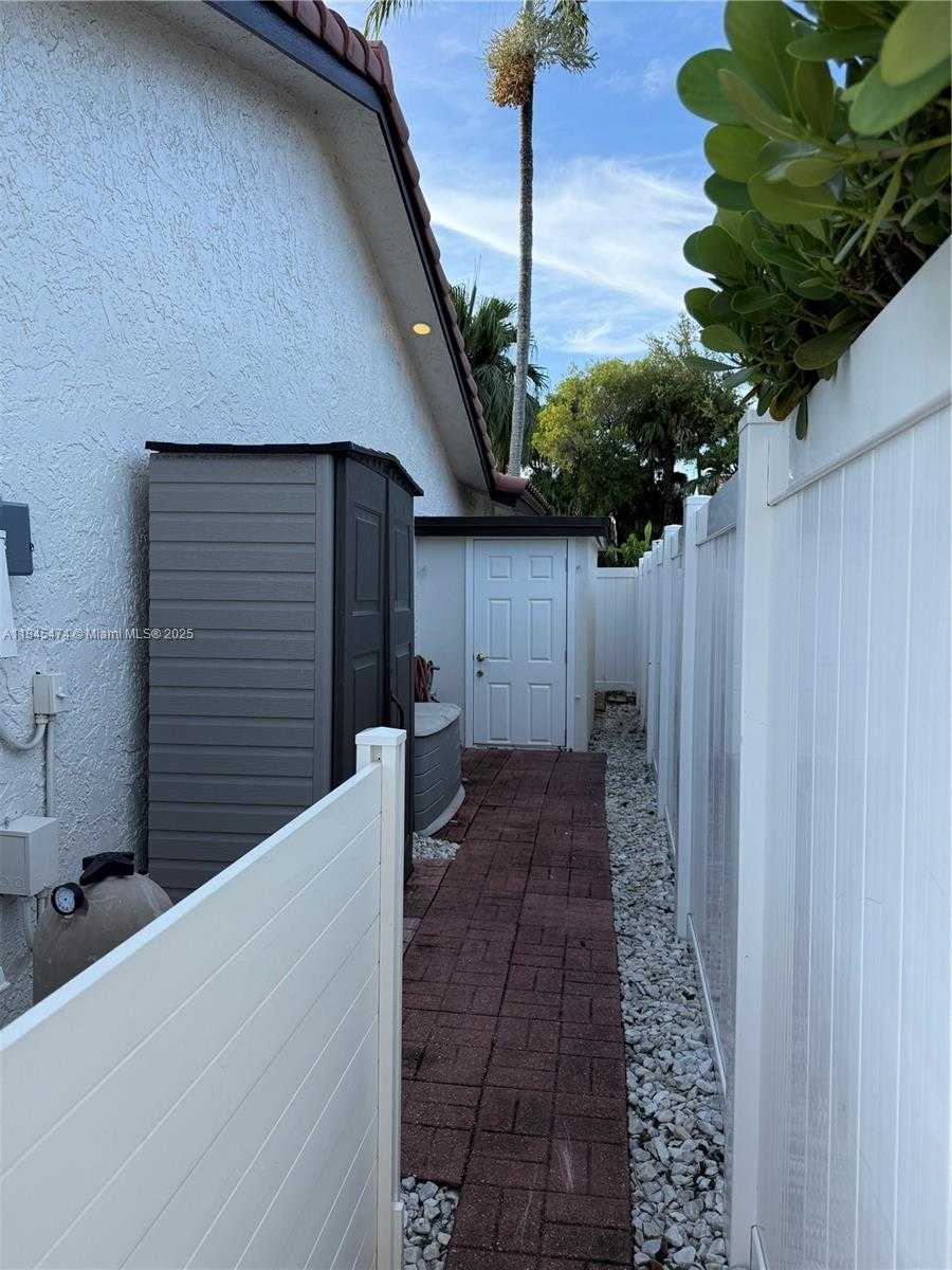 Small Image of 12030 SOUTH WEST 92ND ST, Miami Number 40