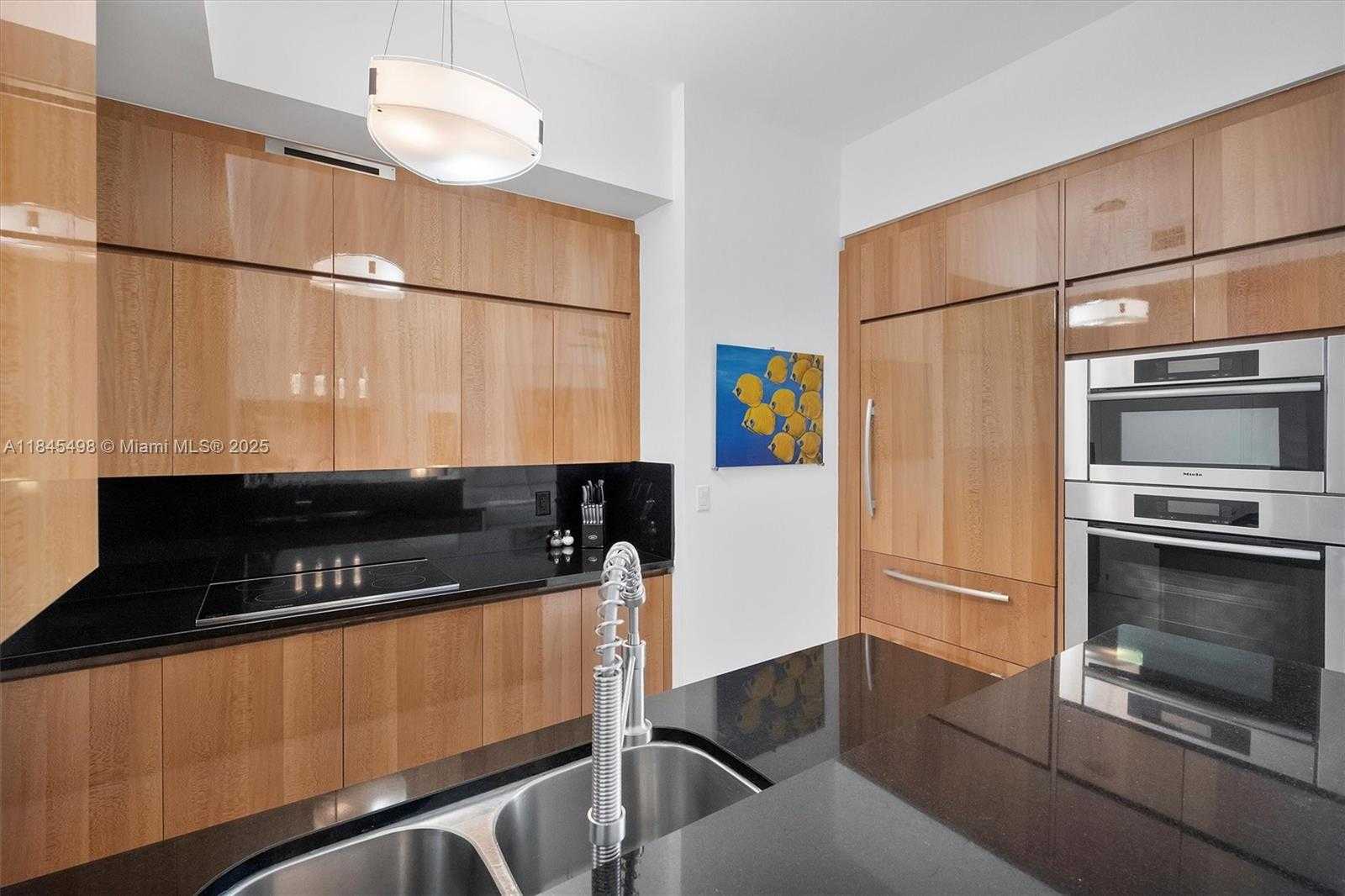 Small Image of 50 SOUTH POINTE DR #704, Miami Beach Number 18