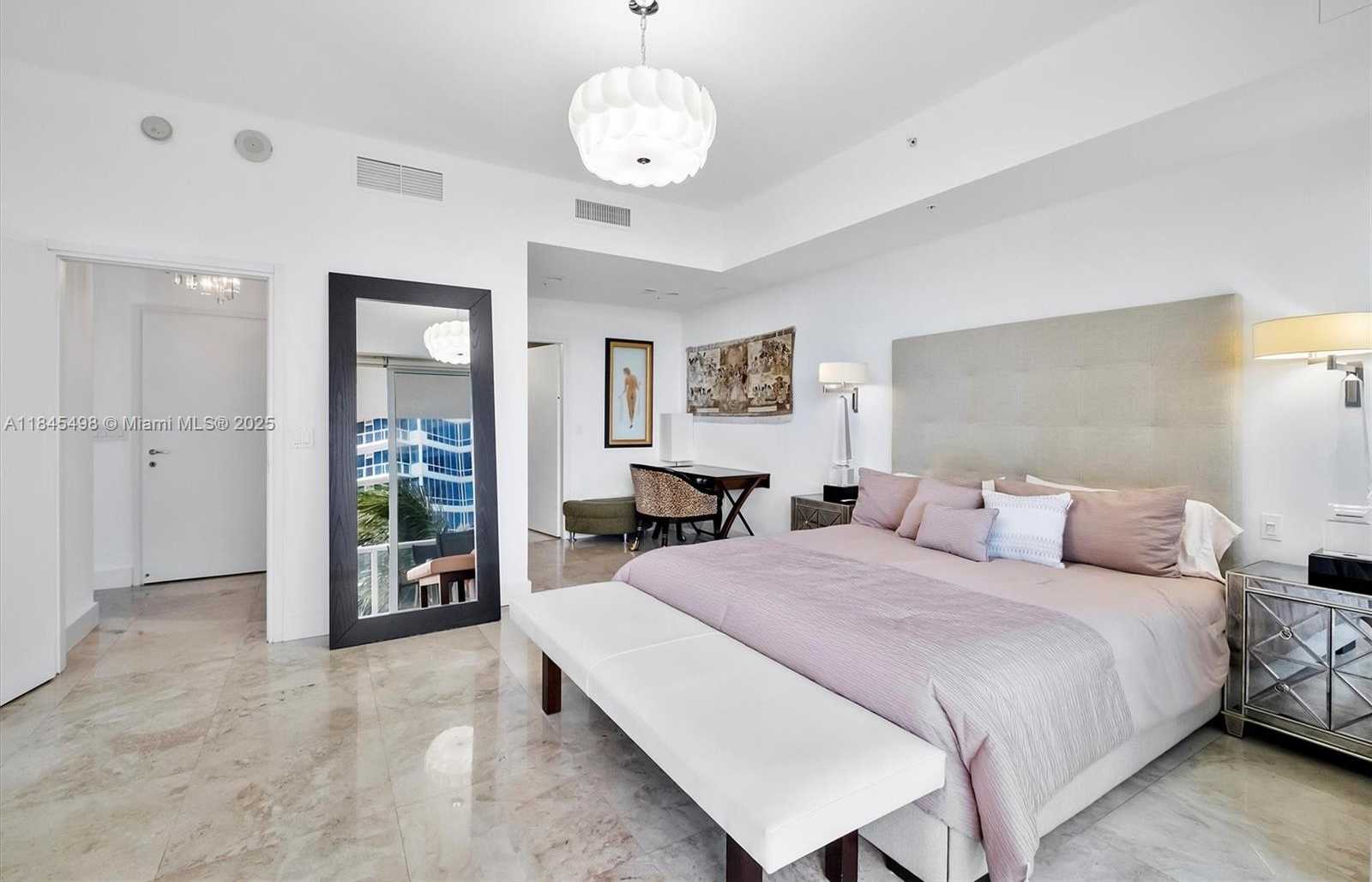 Small Image of 50 SOUTH POINTE DR #704, Miami Beach Number 25
