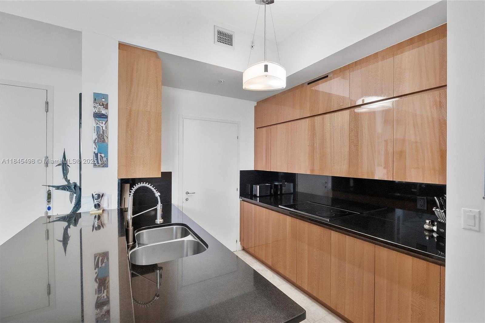 Small Image of 50 SOUTH POINTE DR #704, Miami Beach Number 31