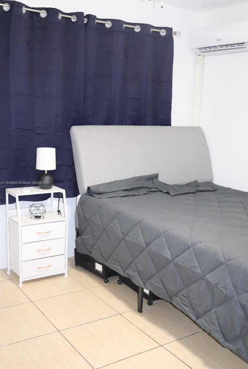 Small Image of Hialeah Number 3