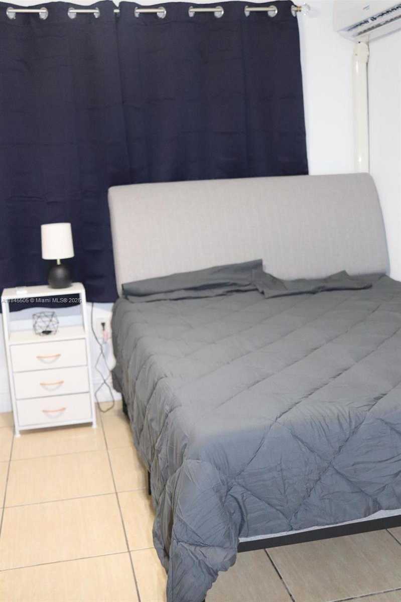Small Image of Hialeah Number 6