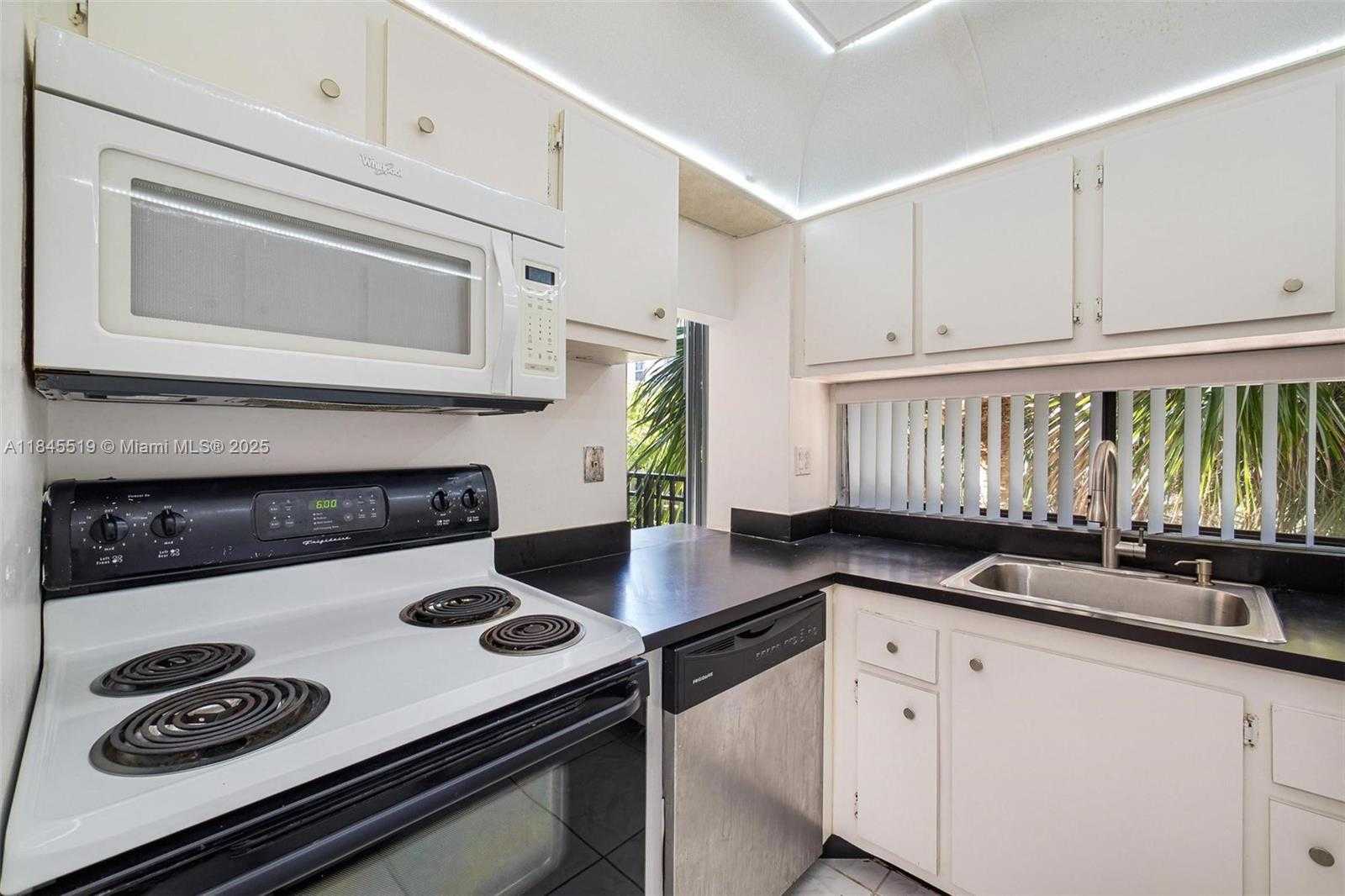 Small Image of 16909 NORTH BAY RD #305, Sunny Isles Beach Number 10