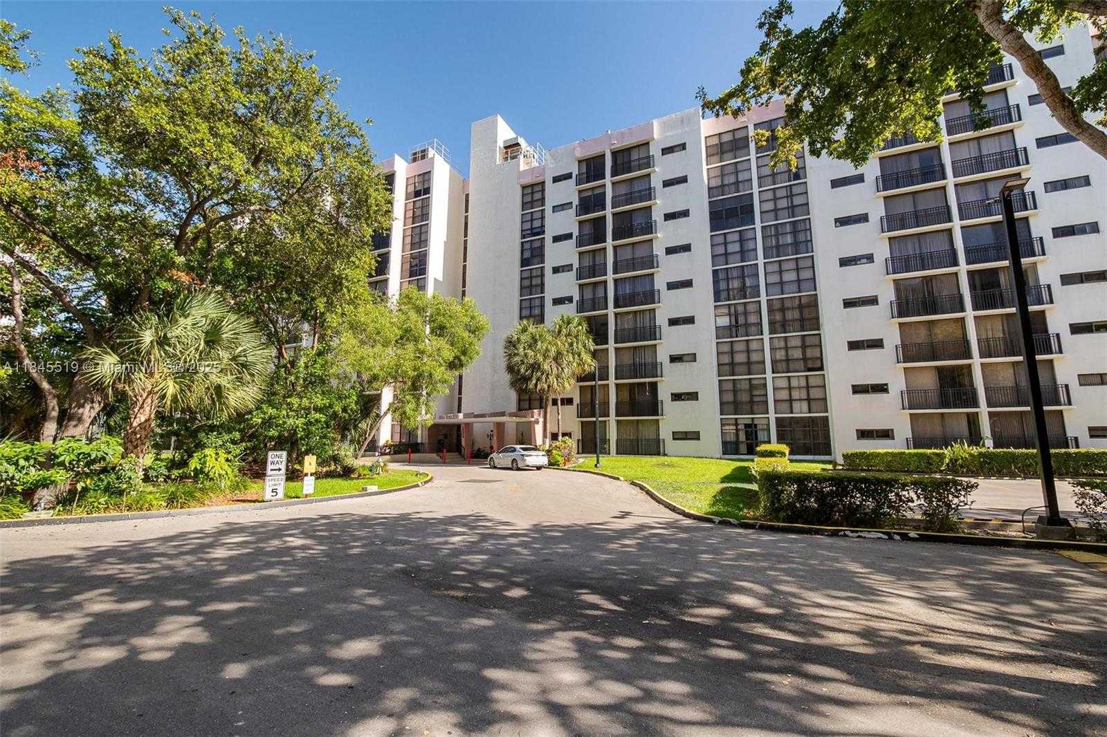 Small Image of 16909 NORTH BAY RD #305, Sunny Isles Beach Number 26