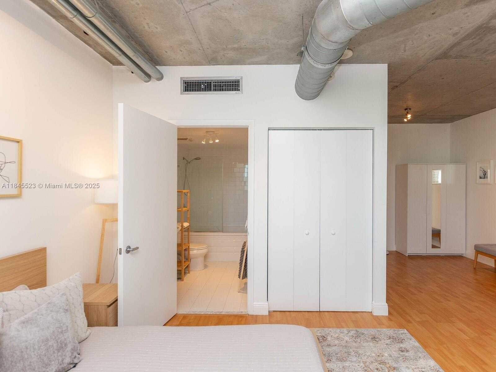 Small Image of 690 SOUTH WEST 1 CT #1127, Miami Number 19