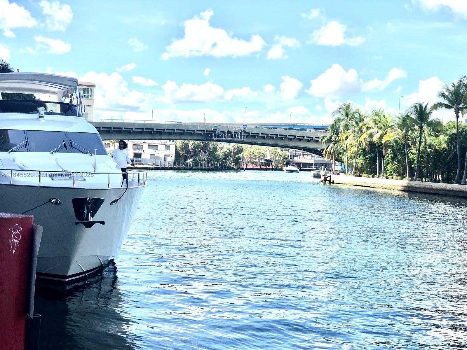 Small Image of 690 SOUTH WEST 1 CT #1127, Miami Number 34