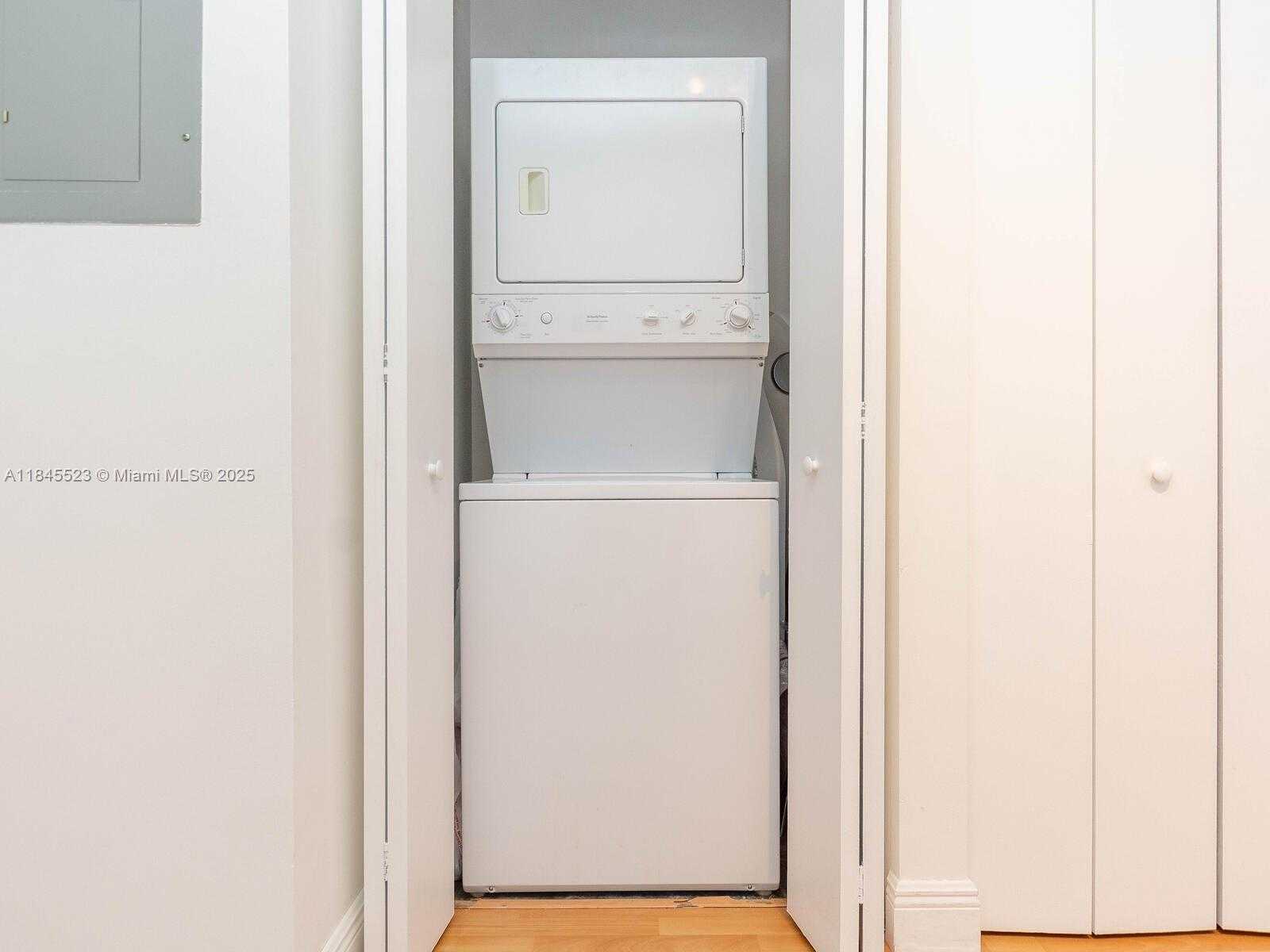 Small Image of 690 SOUTH WEST 1 CT #1127, Miami Number 42