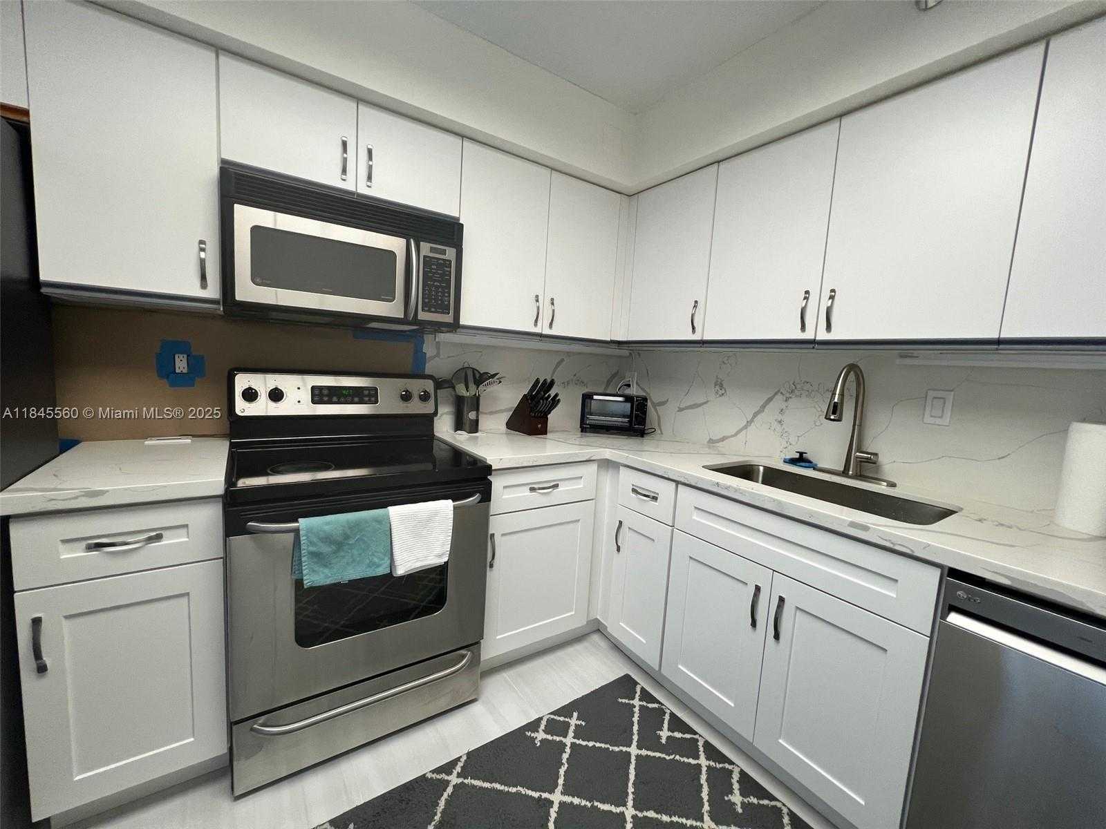 Small Image of 3530 MYSTIC POINTE DR #1903, Aventura Number 23