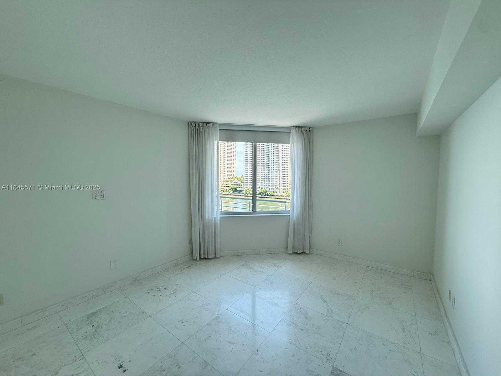 Small Image of 325 SOUTH BISCAYNE BLVD #819, Miami Number 8
