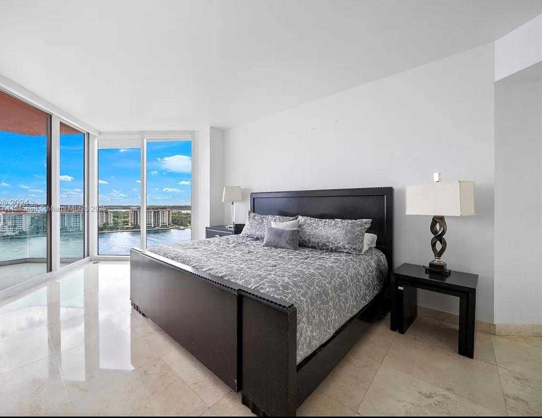 Small Image of 300 SOUTH POINTE DR #1901, Miami Beach Number 23