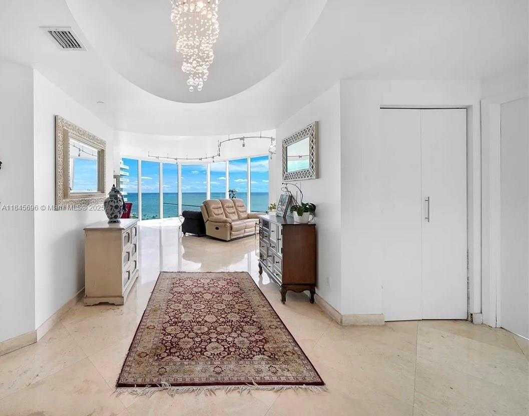 Small Image of 300 SOUTH POINTE DR #1902, Miami Beach Number 14