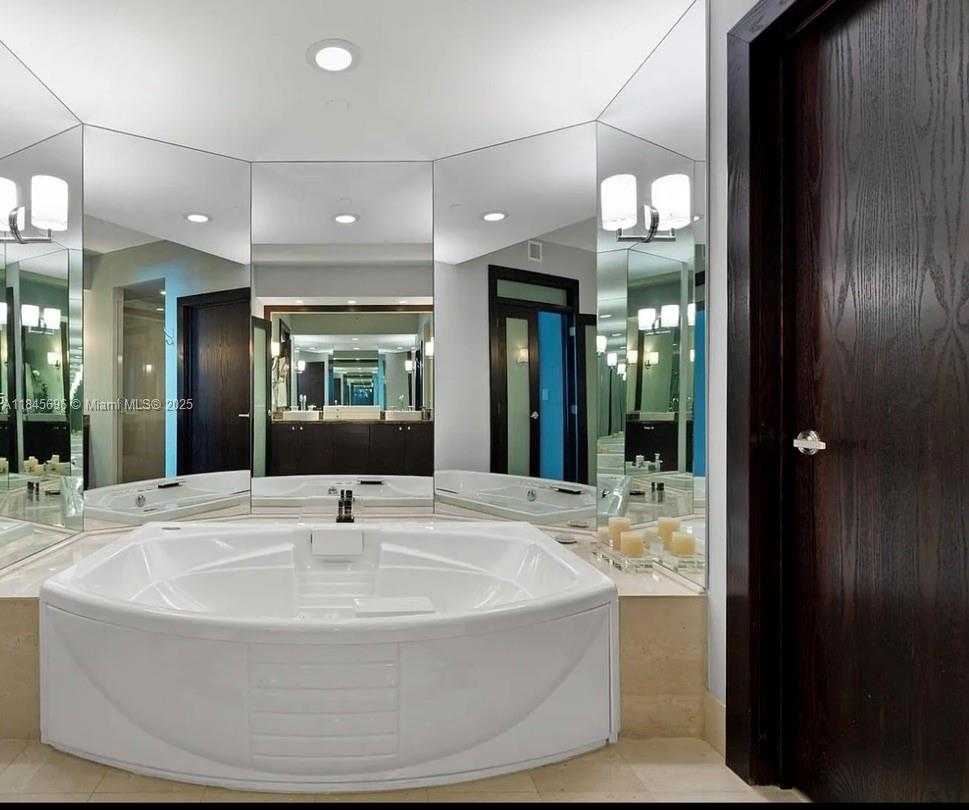 Small Image of 300 SOUTH POINTE DR #1902, Miami Beach Number 20