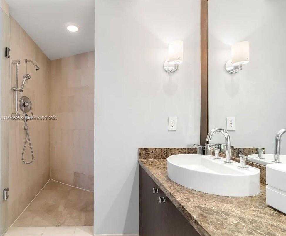 Small Image of 300 SOUTH POINTE DR #1902, Miami Beach Number 22