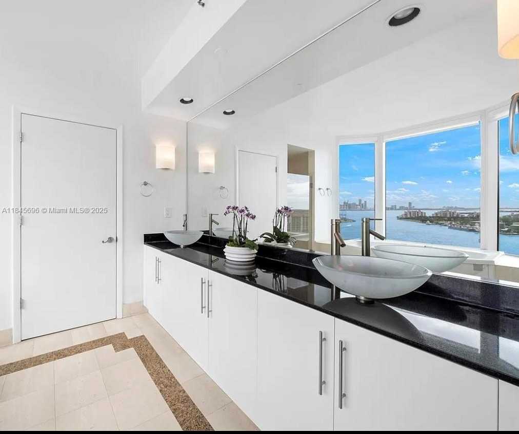 Small Image of 300 SOUTH POINTE DR #1902, Miami Beach Number 23
