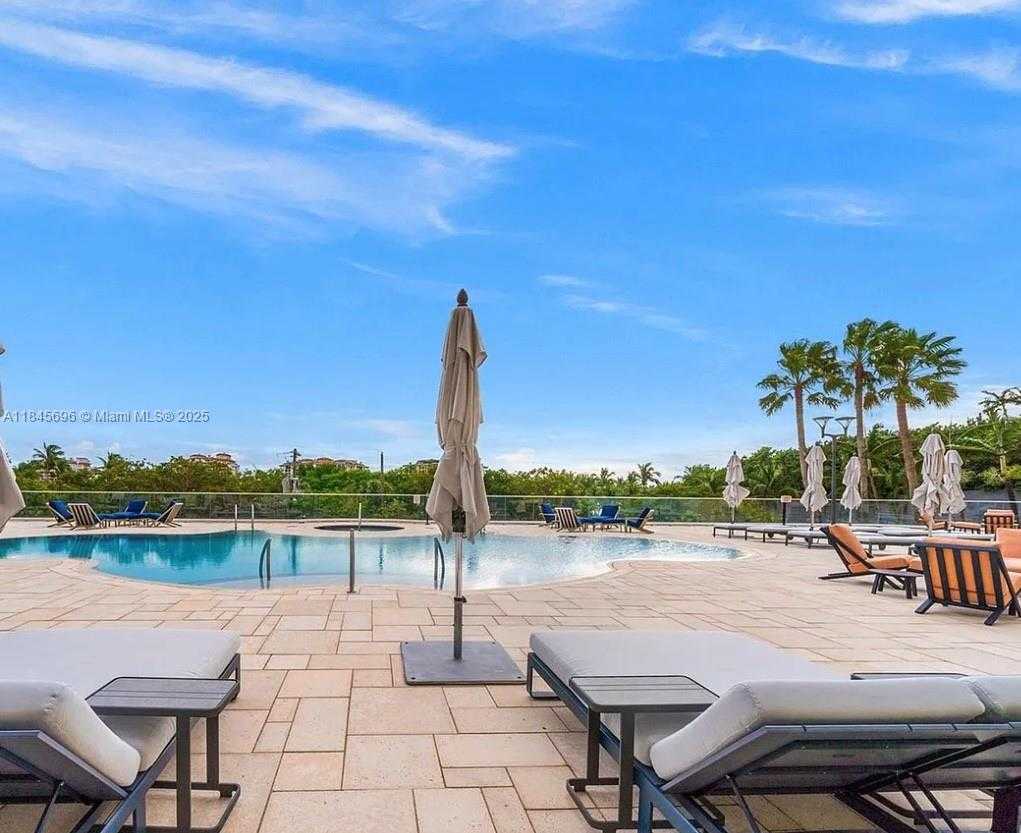 Small Image of 300 SOUTH POINTE DR #1902, Miami Beach Number 25