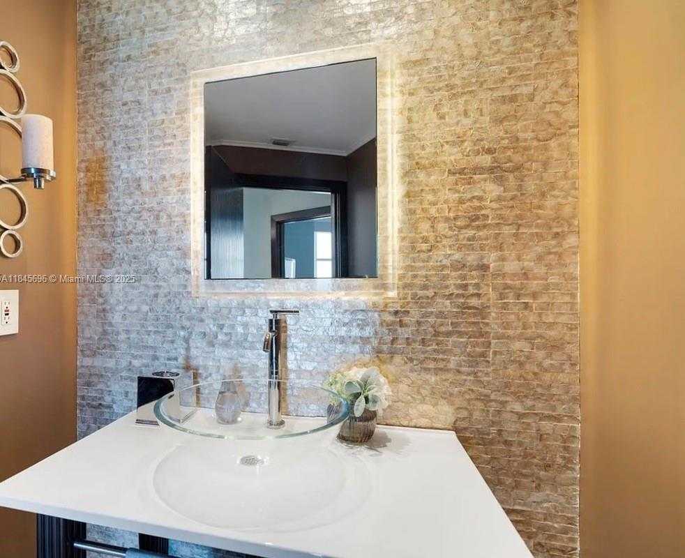 Small Image of 300 SOUTH POINTE DR #1902, Miami Beach Number 26